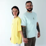 Пара в оверсайз-футболках Kyiv Digital «Як мене не любити»: лимонна та мʼятна