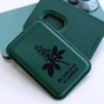 Зелений MagSafe-кардхолдер Kyiv Digital: лицьовий бік із каштаном і зворот із написом Powered by Kyiv Digital