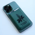 MagSafe-кардхолдер Kyiv Digital зеленого кольору з карткою всередині, прикріплений до iPhone